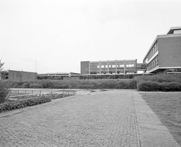 880684 Gezicht op het schoolgebouw van SCUTOS, Christelijke Middelbare Technische School [MTS, Columbuslaan 540] te Utrecht.